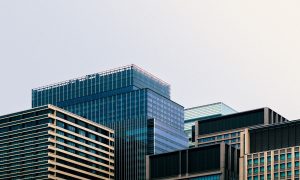 牛片网推荐内容：日本职场题材剧集封面，办公室场景温暖灯光，都市生活气息浓郁